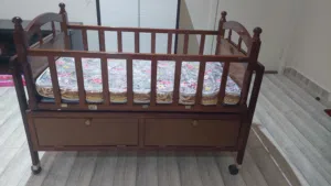 سرير اطفال للبيع