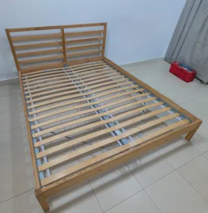 هيكل تخت كوين من آيكيا مع قاعدة آيكيا