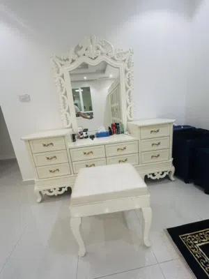 أغراض مستعملة للبيع في صباح الاحمد  غرفة نوم بيضاء 130 دك غرفة نوم بني 95 دك  طاولة سفرة 100 دك