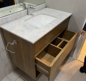 مغسلة تشمل الخزانة ( تحتاج الي صيانه )  وطبقة الرخام بحالة جيدة الحوض بحالة ممتازة