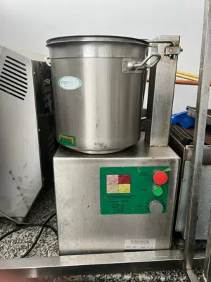 ماكينه طحن حمص ومايونيز للبيع بحاله ممتازه