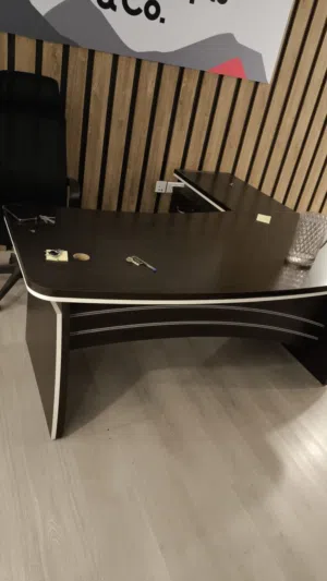 اثاث مكتبي بحاله جيده