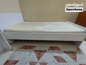 للبيع: طقم غرفة نوم مفردة (سرير + مرتبة + كومودينو + سجاد) بحالة جيدة جداً!