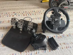 Steering wheel set full option with gear and steering and pedals with clutch Like new few scratchs