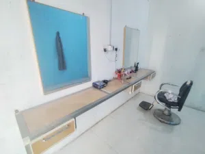 ميز ومرايتين وكرسي حلاقه