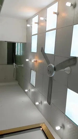 ديكور مع رفوف ومعرض محل للببيع