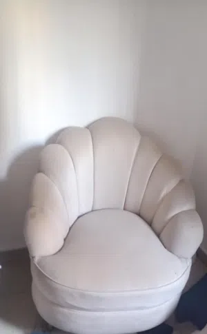 تلاجه  بتجاز مع أنبوبه غساله  تلفزيون مع ترابيزه وسماعات وتلفزيون كمان كبير  دولاب وسرير  ركنه