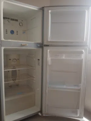 ثلاجة LG متوسطة الحجم