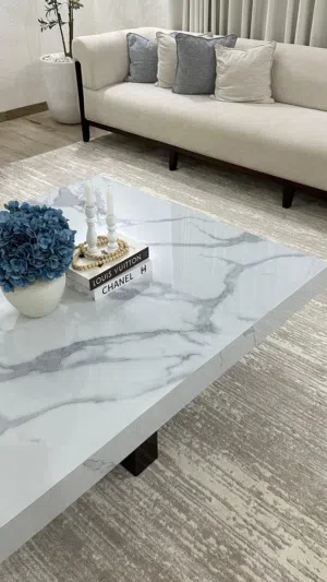 طاوله جميله وكبيره وعمليه لون ابيض مع خطوط رصاصي والقاعده خشبيه