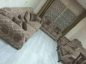 طقم كنب سبع مقاعد بحاله جيده جدا خشب زان