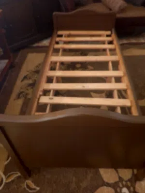 سرير مفرد مستعمل بحاله جيده خشب زان