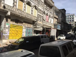 عرطة محل تجاري وسط مدينة اب جوار مستشفى الثوره مساحة عشره متر في اربعه