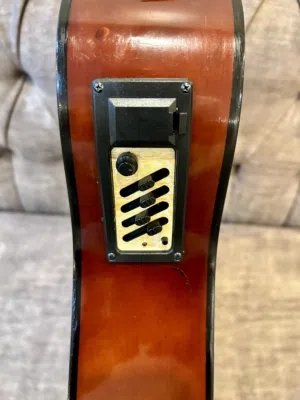 Electric Guitar جيتار مطور ماركة دراقون فلاي كهربائي ويعمل كجيتار عادي . مستعمل مع الكرتون