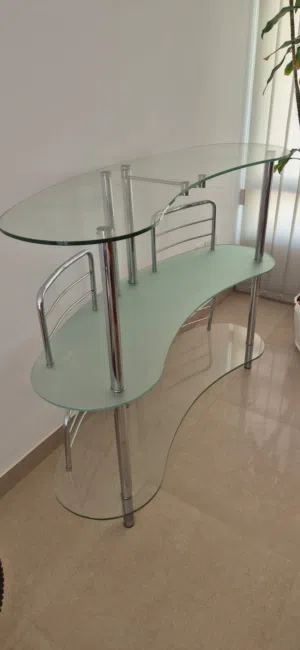 طاولة زجاج glass table