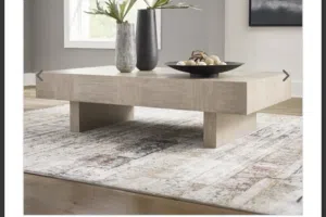 طقم طاولات جديد كلياً (غير مستخدم) من اشلي