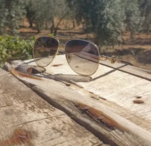 نظارة فرزاتشي Aviator أصلية ذهبية – فخامة وأناقة – حالة ممتازة جداً .