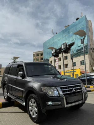 ميتسوبيشي باجيرو 2017 بحاله الزيرو عداد قليل 7 جيد ولا ملاحظه