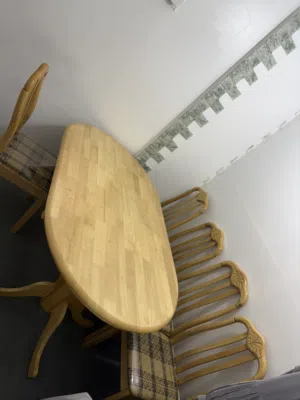 طاولة وخمس كراسي للبيع