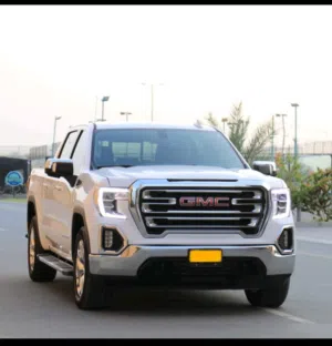 سيارة جي إم سي سيريرا SLT موديل 2021 بنظام دفع رباعي فاخرة ذات لون أبيض داخلي أسود