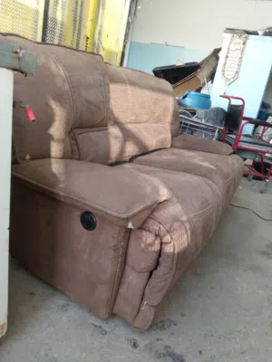 كنبة وسرير بنفس الوقت بتصير  للبيت وبتضبط للمحلات هي عبارة عن سرير وكنبة كهربائية بنفس الوقت