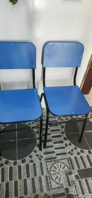 كراسي جامعيه لون ازرق خشبي والحديد قوي شبه جديد