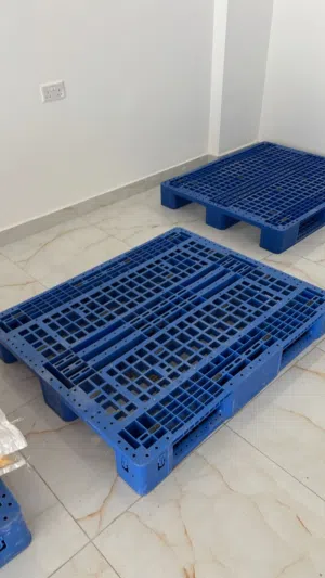 plastic palett good condition. size100x 120 and 110 x130 heavy pilot good condition