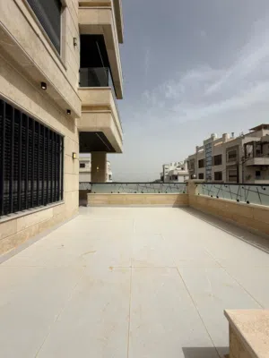 شقة للبيع طابق ارضي مع ترس مساحة داخلية 247 متر وترس 40 متر في أجمل مناطق منطقة طريق المطار