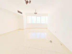 شقة غير مفروشة غرفتين و 3 حمامات و صالة