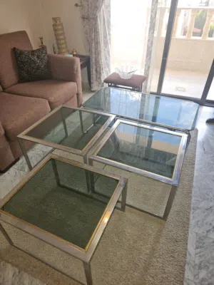 طاولات جانبية وسجادة بحالة ممتازة