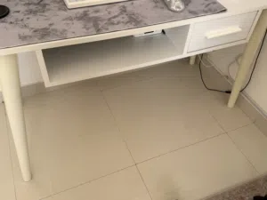 طاولة مستعملة للبيع