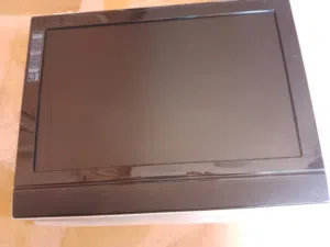شاشه LCD حجم 21 نظيفه غير داخله تصليح ترهم شاشه ستلايت او مونتير كاميرات او تلفزيون بيها مخارج HDMI