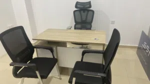 Office Desk with 3 Chairs – Excellent  condition  مكتب مع 3 كراسي للبيع – استخدام خفيف