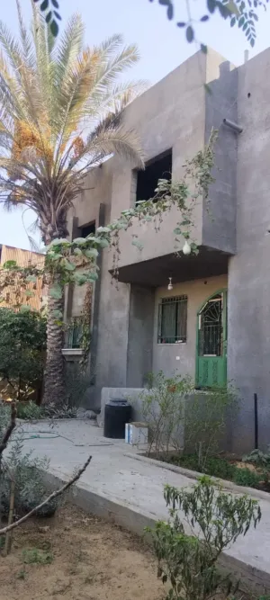 ‏٥ غرف نوم ‏.‏ ٣ حمّامات ‏.‏ 330 م٢‏0