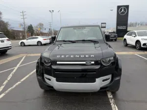Land Rover Defender 2024  ( CLEAN TITLE )  فحص كامل 7 جيد ،