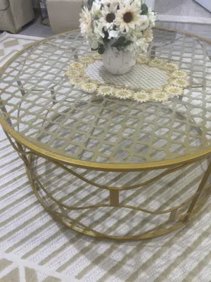 طاولة كبيرة ومعها خمس طاولات صغار