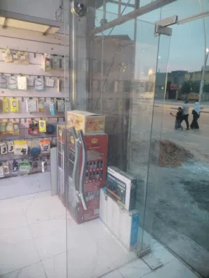 باب محل زجاجي للبيع عدد 2 للتواصل اتصل بالرقم