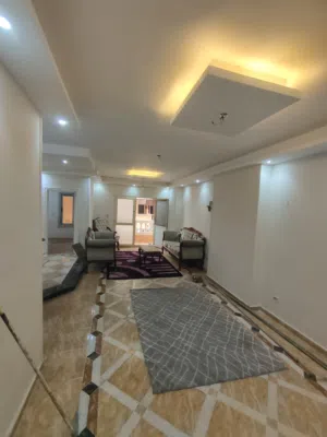 شقه للبيع بالإسكندرية علي البحر مباشرا والشارع الرئيسي مباشرا أمام نادي الشرطة سي جاردن من صاحب الشق