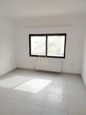 في عبدون وبجانب السفارة البريطانية شقة دوبلكس(روف). 265م بسعر مميز / ref 1090