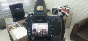 كاميرا نيكون D7000 مه ملحقاتها مع ستاند هيدروليك مضاد اهتزاز