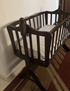 سرير اطفال خشب زان وعرباية