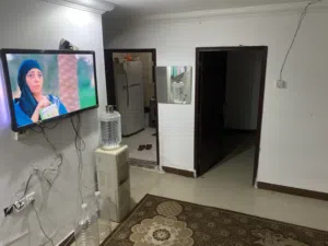 مطلوب 2 شخص لمشاركه سكن بشقه مفروشه 2 غرفه و2 حمام وصاله ومطبخ