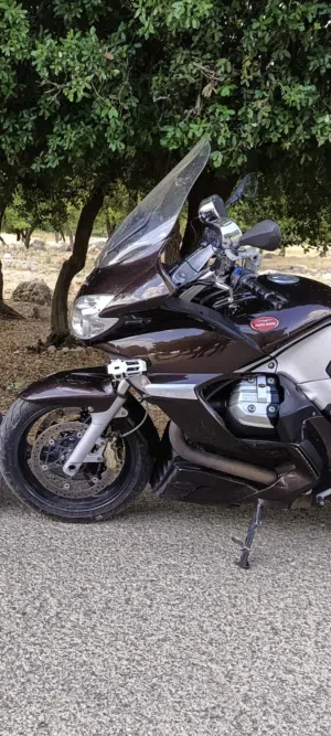 للبيع دراجة نارية نادرة جداً من نوع Moto Guzzi 2013