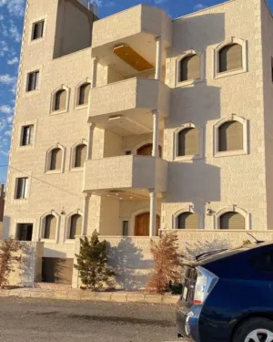 بيت 3 طوابق مع روف للبيع