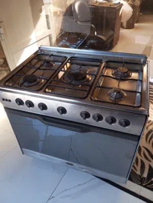 5 burner gas oven neat and clean excellent working condition