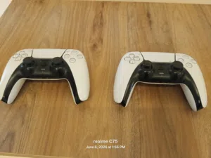 يدات PS5 مستعمله للبيع لون ابيض