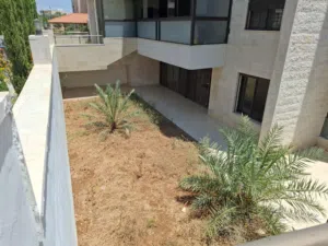 شقة مميزة(الظهير-الطبقة) مرج الحمام خلف مدارس الراهبات الوردية شارع المطار