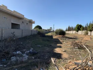 عقار .. قطعة ارض بواجهة تجارية علي الطريق وبحجم 3000 متر من المالك .ومتعددة الاستخدامات وعملية وفرصة