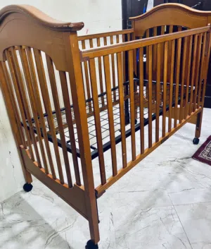 سرير أطفال + كرسي + حوض استحمام وتغيير + ماترس