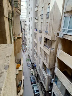 شقة للبيع في لوران – بين البحر والترام (فرصة استثمارية) 145م  الموقع: لوران – متفرع من شارع شعراوي