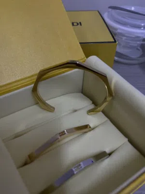 3 أساور من Fendi اصلية 100% لا يفوتك